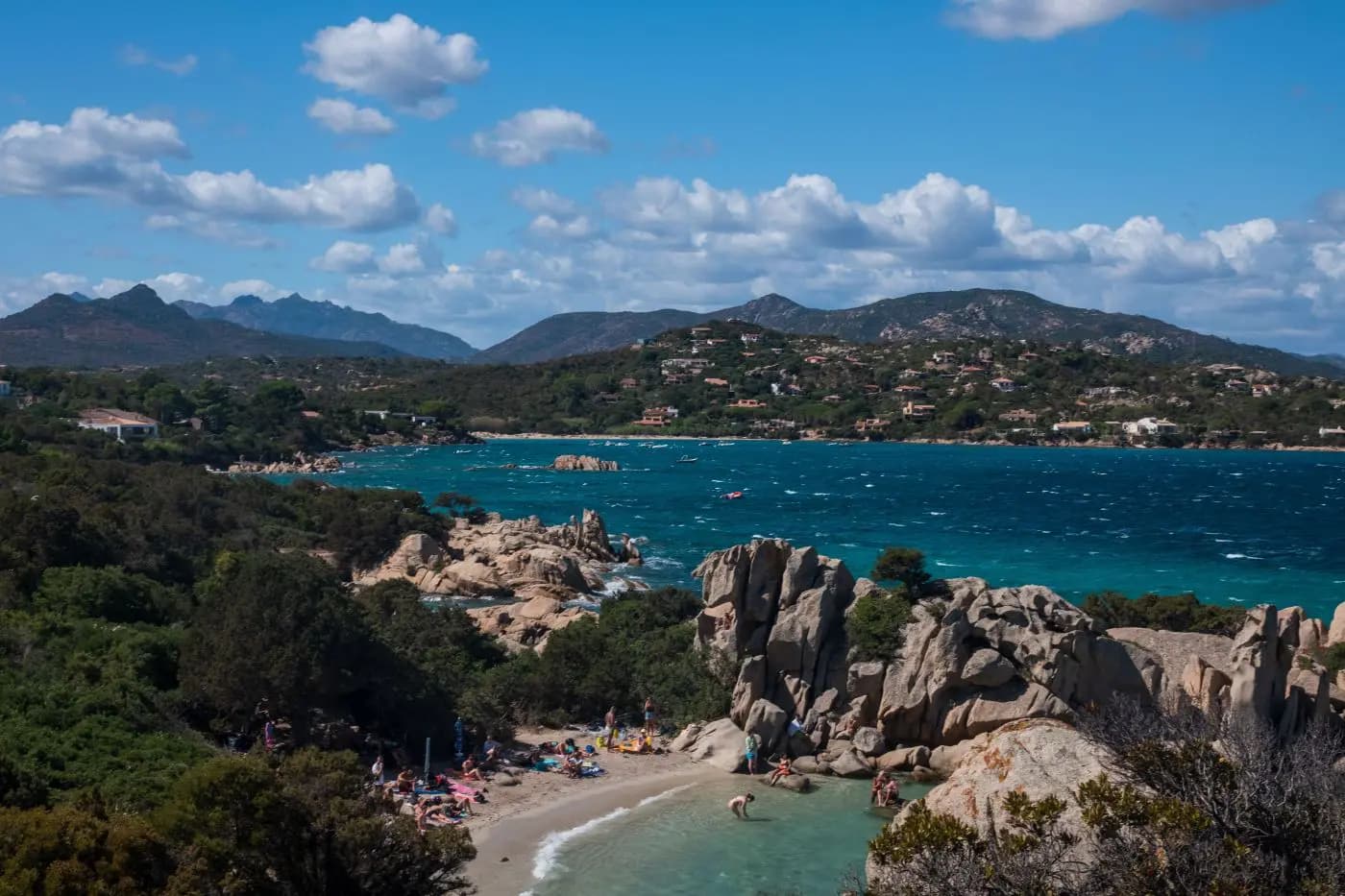 Flussi turistici da record in Sardegna, prima in Italia per crescita di arrivi e presenze nel 2025
